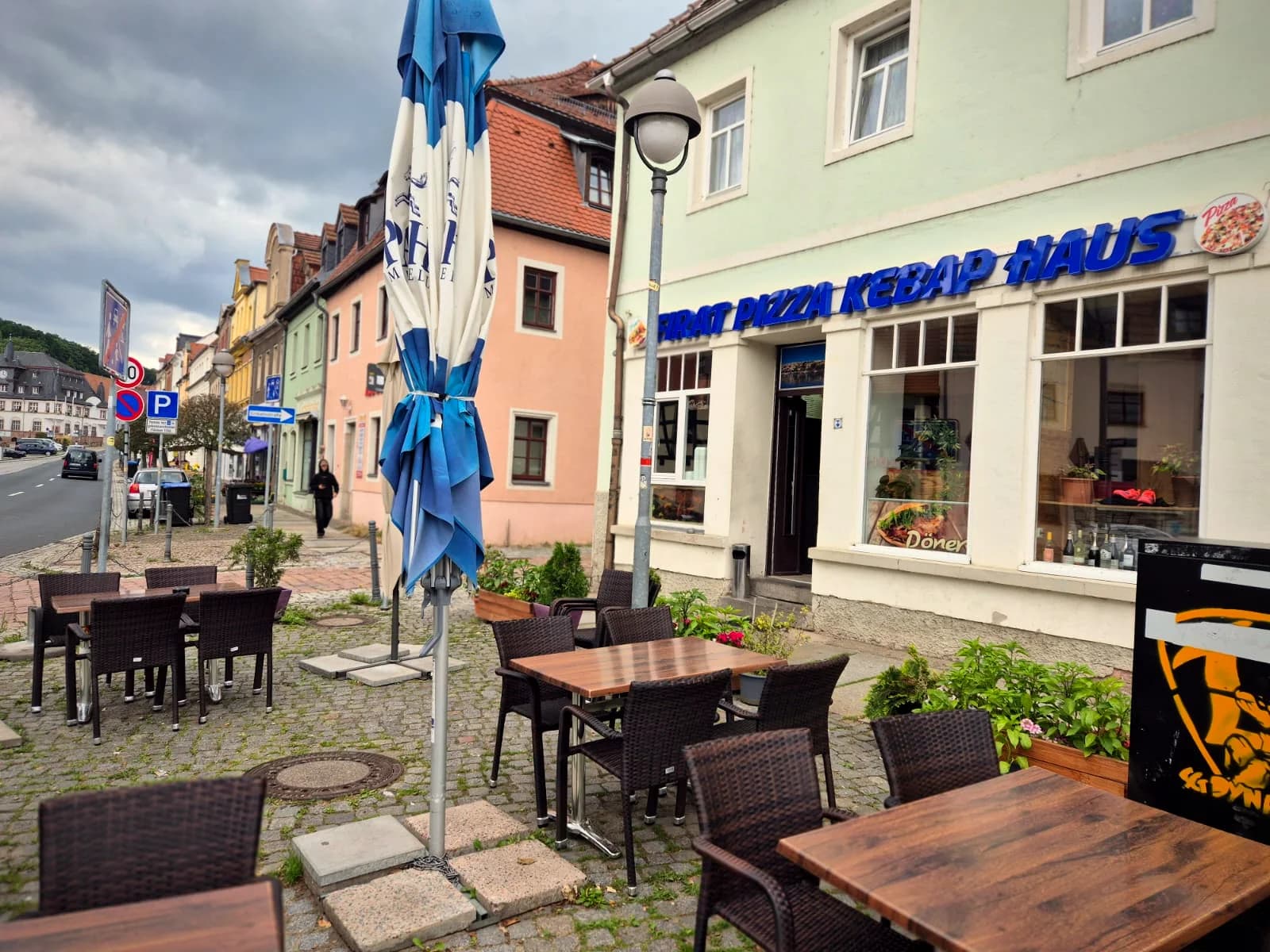 Terrasse von Firat am Markt in Nossen mit Tischen und Fassade