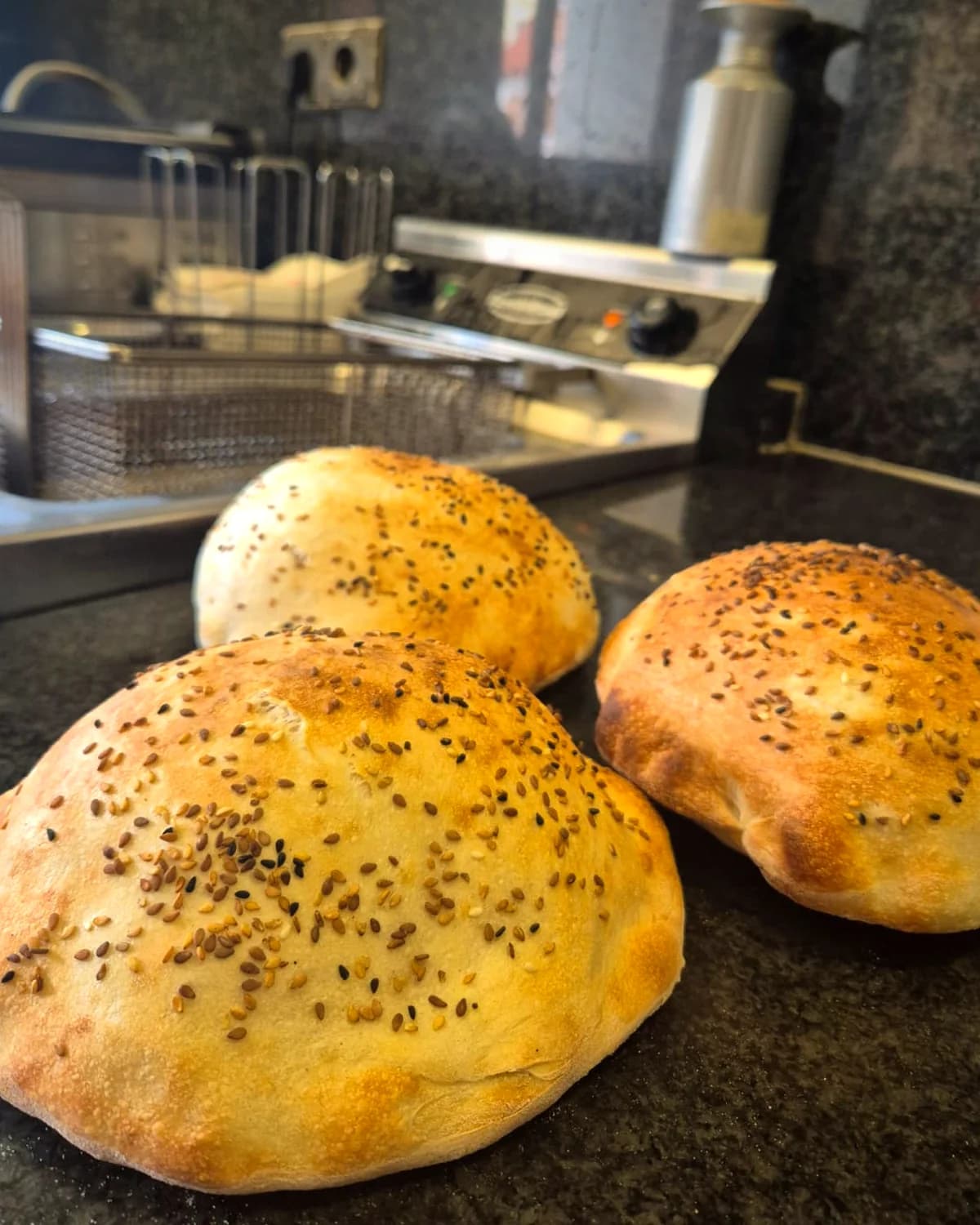 Frisch gebackenes Fladenbrot mit Sesam bei Firat