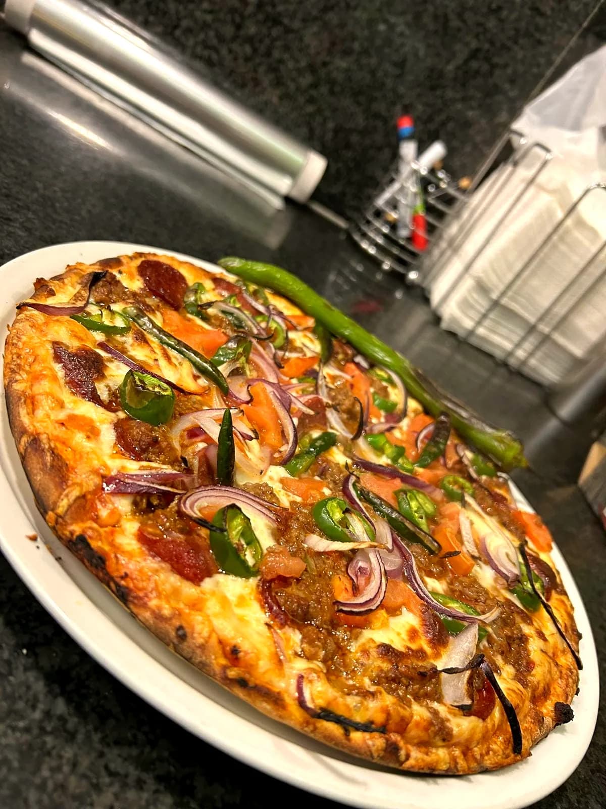 Frisch gebackene Pizza mit reichlich Belag